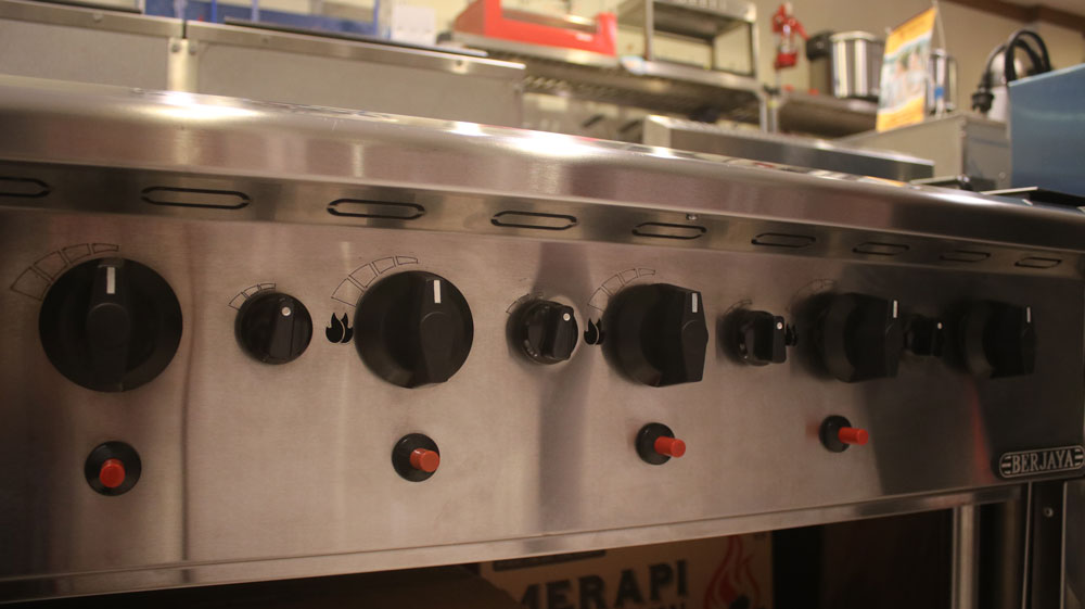 Bếp nướng dùng gas có chân đứng thương hiệu Berjaya CB5BFS-17 nút điều chỉnh