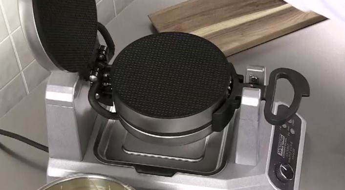 Máy làm bánh Waffle đôi hình nón WWCM200E Waring bề mặt chống dính